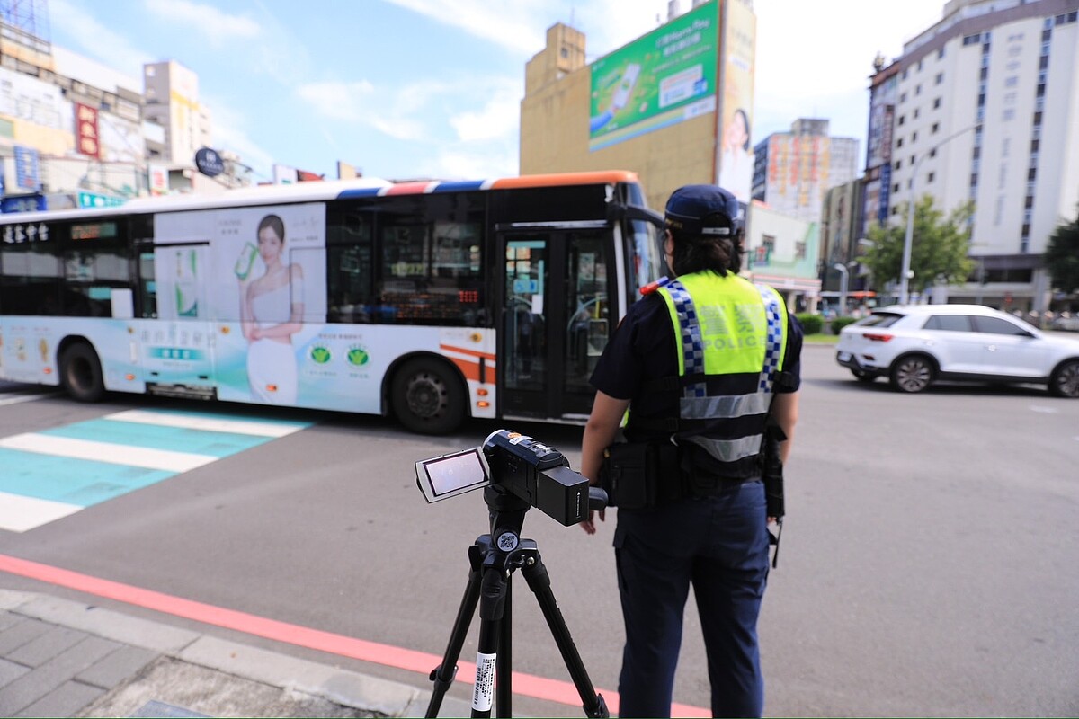 台中祭鐵腕「無限期公車大執法」。圖／台中市警察局提供