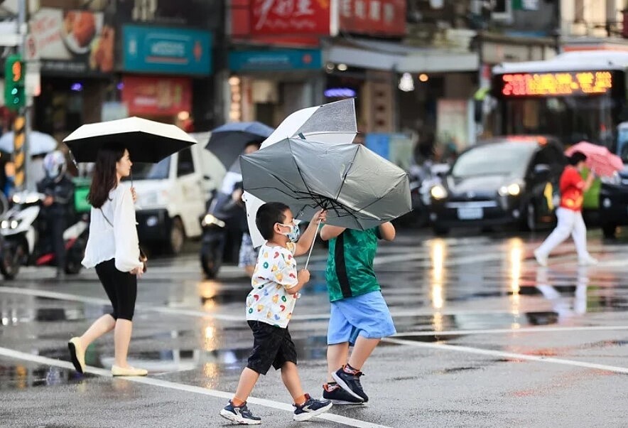 颱風山陀兒周二、周三是最接近台灣的時刻，花東雨勢更劇烈。圖／記者余承翰攝
