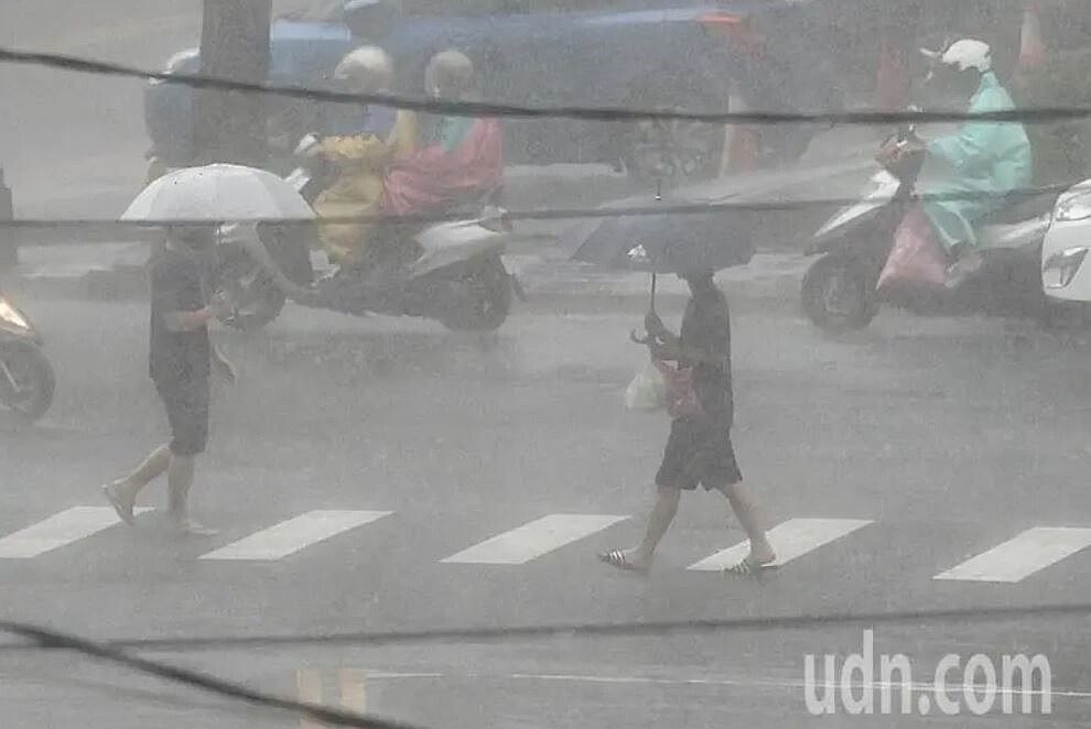 颱風山陀兒周二、周三是最接近台灣的時刻，花東雨勢更劇烈。聯合報系資料照片
