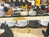 逢雨必漏　大巨蛋瀑布區曝光