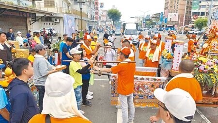 
祀典大天后宮29日「府城迎媽祖」遶境第2天，首站為立委謝龍介服務處，由團隊成員代表接待。（程炳璋攝）
