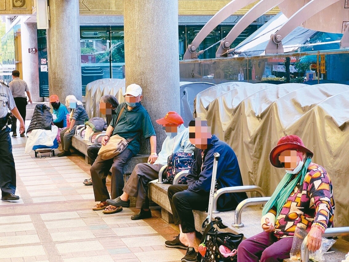 台北市萬華區艋舺公園周遭有不少街友聚集。 聯合報系記者鍾維軒／攝影