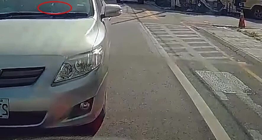 有網友在臉書「新竹大小事」貼出行車紀錄器畫面,畫面清楚拍下肇事駕駛案發時正在講手機。圖/取自新竹大小事