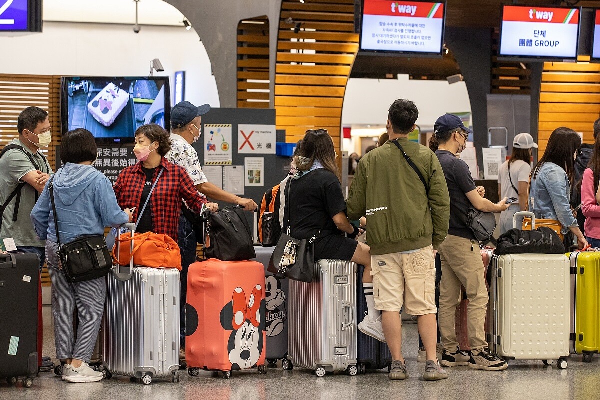 民眾出國前投保旅遊不便險,需留意行李損失險主要是保障行李箱內的物品損失,而不是行李箱本身的損毀。聯合報系資料庫