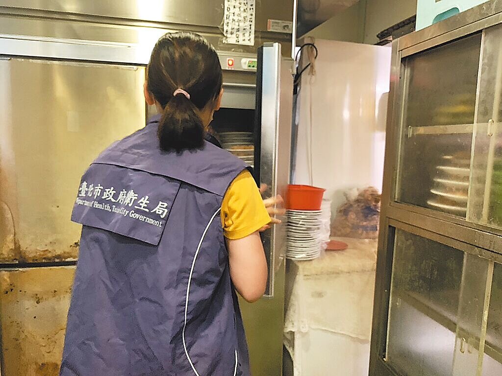 北市衛生局29日前往台北市行天宮附近的松江石頭火鍋城稽查。（台北市衛生局提供／温予菱）