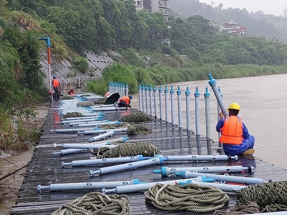 高灘處於昨日提早撤離碧潭上游的浮筒橋。〈高灘處提供〉