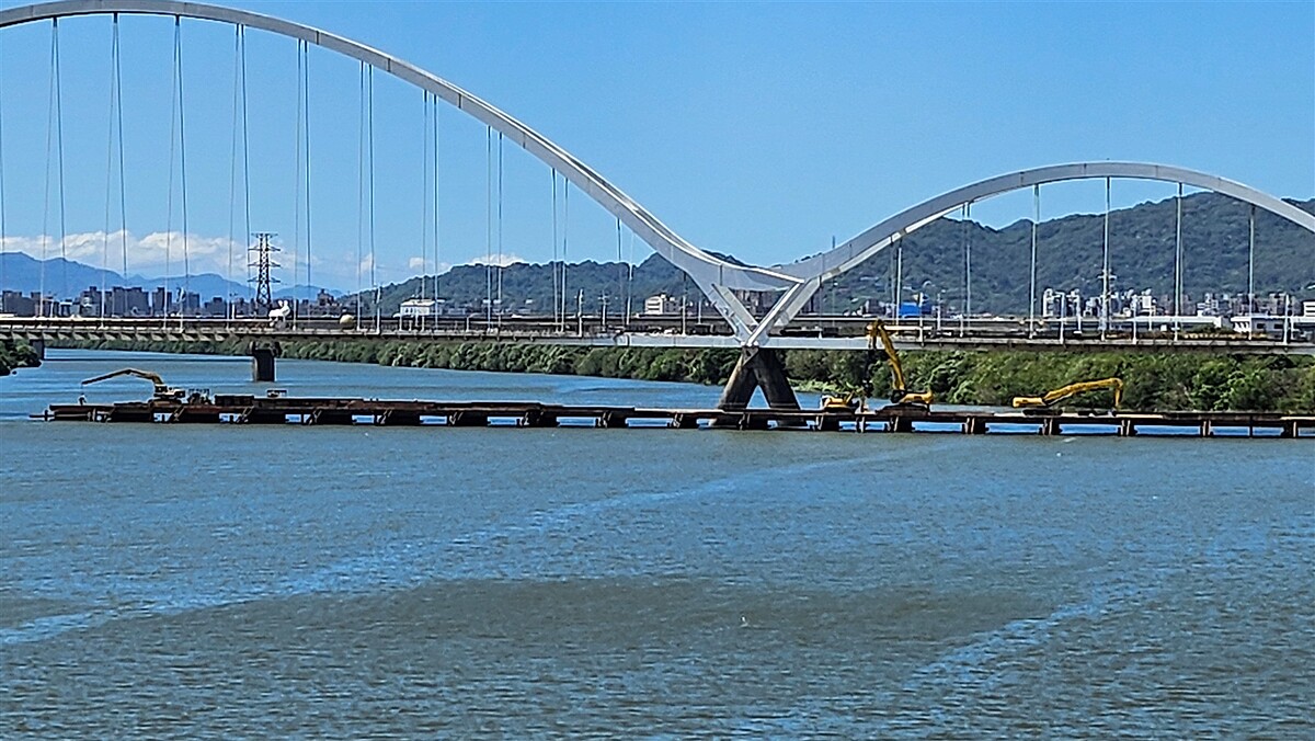 新月橋修復工程刻正施作工作平台及橋梁支撐工程。圖/新北市府提供