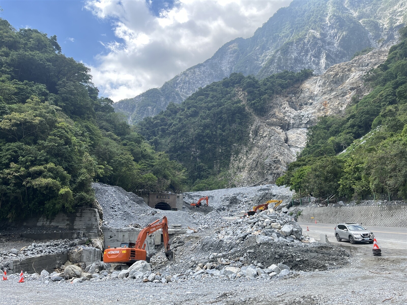 農村發展及水土保持署今早針對台東縣、花蓮縣、屏東縣及高雄市發布土石流黃色警戒475條，其中大規模崩塌黃色警戒多達15處。本報資料照片 