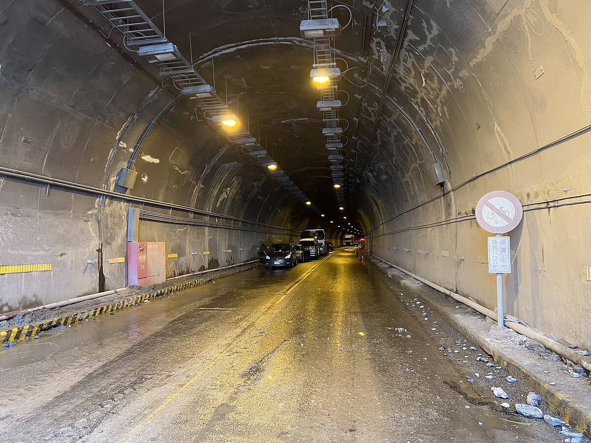 因蘇花公路發生土石流，受困匯德隧道8車14人北返至和仁管制站。圖／花蓮縣消防局提供