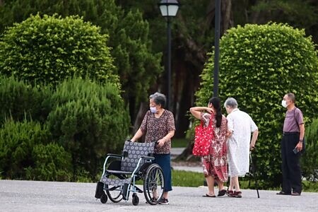 
高齡化也助長醫療照顧需求與支出的成長，若無法在開源、節流上妥謀對策，當會造成財政赤字、債留子孫。圖∕本報資料照片
