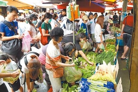 
隨著山陀兒颱風逼近台灣，民眾開始儲備糧食，北投市場9月29日一早湧入買菜民眾。（鄧博仁攝）
