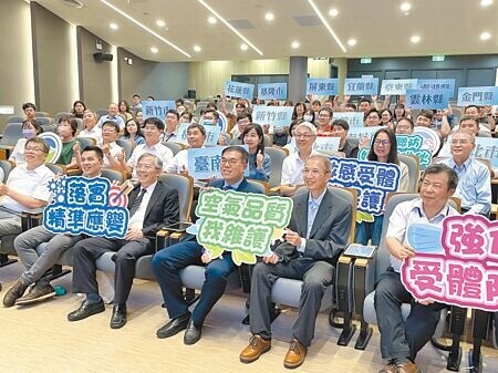 
環境部長彭啟明（前排右三）9月30日指出，未來空汙減量將配合淨零目標，逐步朝世界衛生組織（WHO）建議值的5微克邁進。（蔡佩珈攝）
