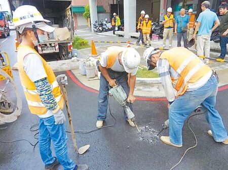 
新北市水利局外包廠商執行人孔蓋升降作業。（張鎧乙攝）
