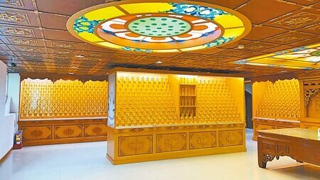 由於公有靈骨塔位數量嚴重不足,新北市藍綠議員9月30日輪番質詢民政局,要求加強控管私人殯葬業者。(本報資料照片)