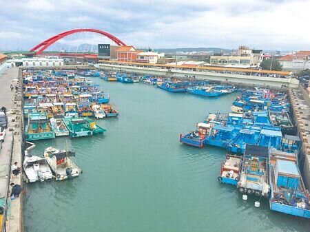 山陀兒颱風逼近,桃園市竹圍漁港漁船、膠筏入港躲避颱風。(呂筱蟬攝)