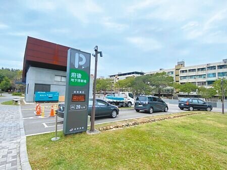 新竹市政府整合包括可查詢停車場(位)的「交通生活」等6大類功能的「新竹通」APP已進入開發最後階段,預計2025年上線試營運。(陳育賢攝)