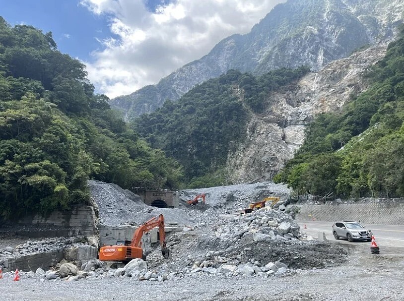 農村發展及水土保持署今早針對台東縣、花蓮縣、屏東縣及高雄市發布土石流黃色警戒475條，其中大規模崩塌黃色警戒多達15處。圖／聯合資料照片
