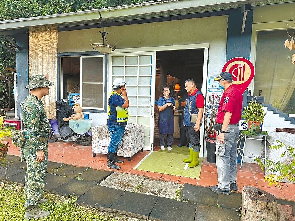 山陀兒颱風襲台,高雄市原民會與國軍於9月30日到高雄那瑪夏區做預防性撤離,避免民眾因為土石流受到傷害。圖/高雄市原民會提供