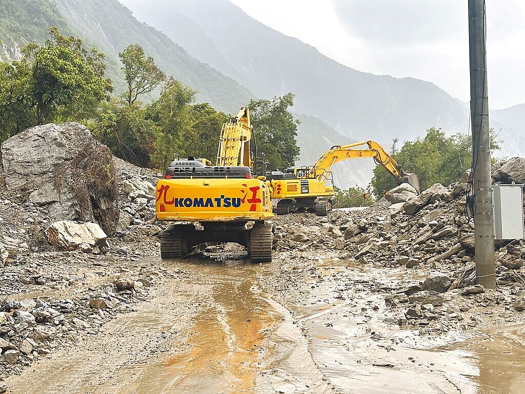 氣象署指出，1日花東、恆春半島、高雄及台南部分地區，降雨會明顯增強。圖為蘇花公路崇德路段發生土石泥流交通中斷，公路局東區養護工程分局派出機具搶修。圖／花蓮縣消防局提供
