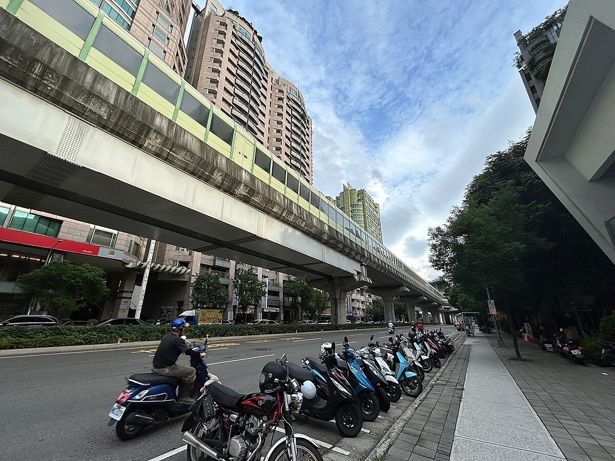 台中商辦市場正逐漸轉向小坪數或更靈活、多元的空間規劃，再加上房市政策「打住不打商」，讓小坪數辦公室成市場焦點。圖／好房網News記者林和謙／攝