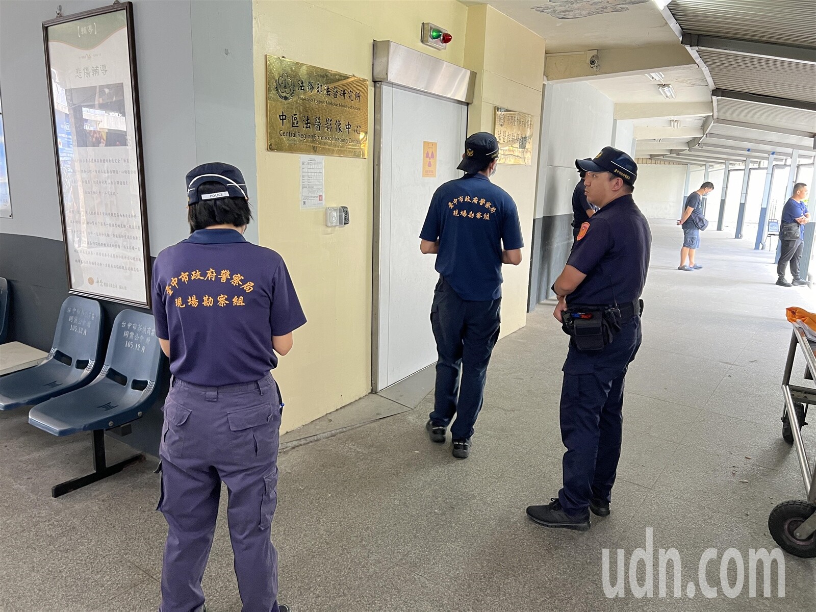 東海大學林姓女大生遭巨業客運司機撞死案，檢警今天會同家屬，在台中殯儀館解剖複驗。記者陳宏睿／攝影 