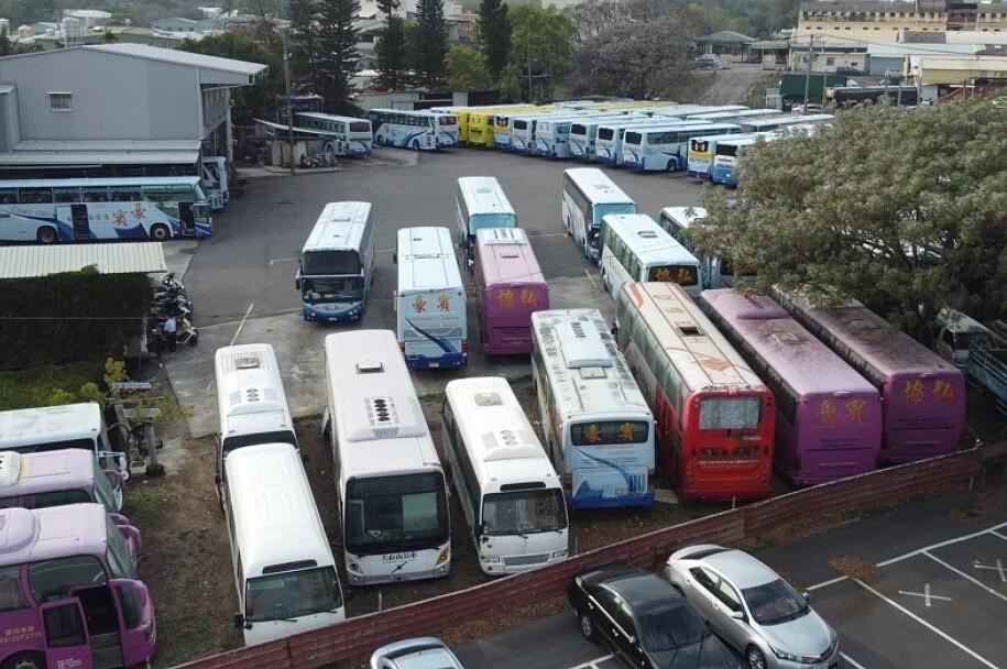 疫後觀光曾經帶動一波國內旅遊熱潮，但隨著國人瘋出國，過去旅遊景點停滿遊覽車盛況不再。圖／聯合資料照片