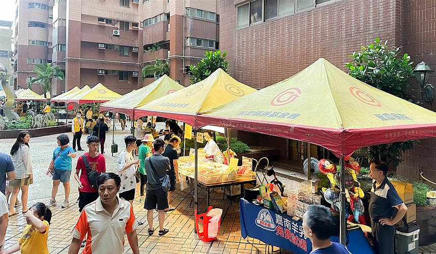 永慶房屋贊助30頂活動帳篷，響應中和花園廣場社區「中秋節跳蚤市場」。圖／永慶房屋提供