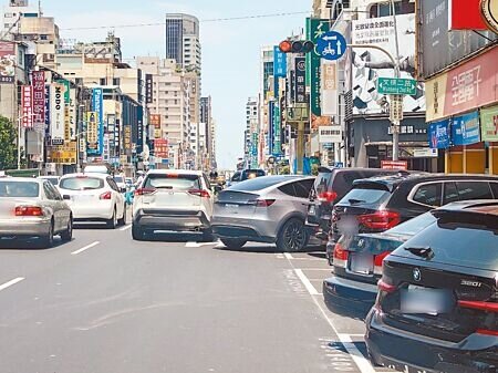 
高雄市青年一路、七賢三路部分路段採「斜向停車」設計，雖能增加停車位，但也因離開時要「倒退嚕」容易釀事故，民代建議改善。（任義宇攝）
