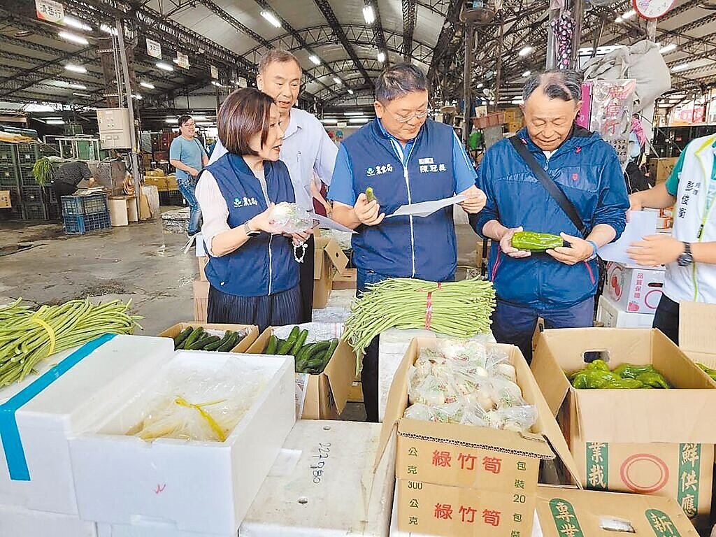 桃園市農業局長陳冠義（右二）1日赴桃農果菜市場了解果菜價格、供應量，接著又赴桃園果菜公司冷藏倉儲，查驗滾動式倉儲蔬菜種類及儲藏量。（桃園市農業局提供／姜霏桃園傳真）
