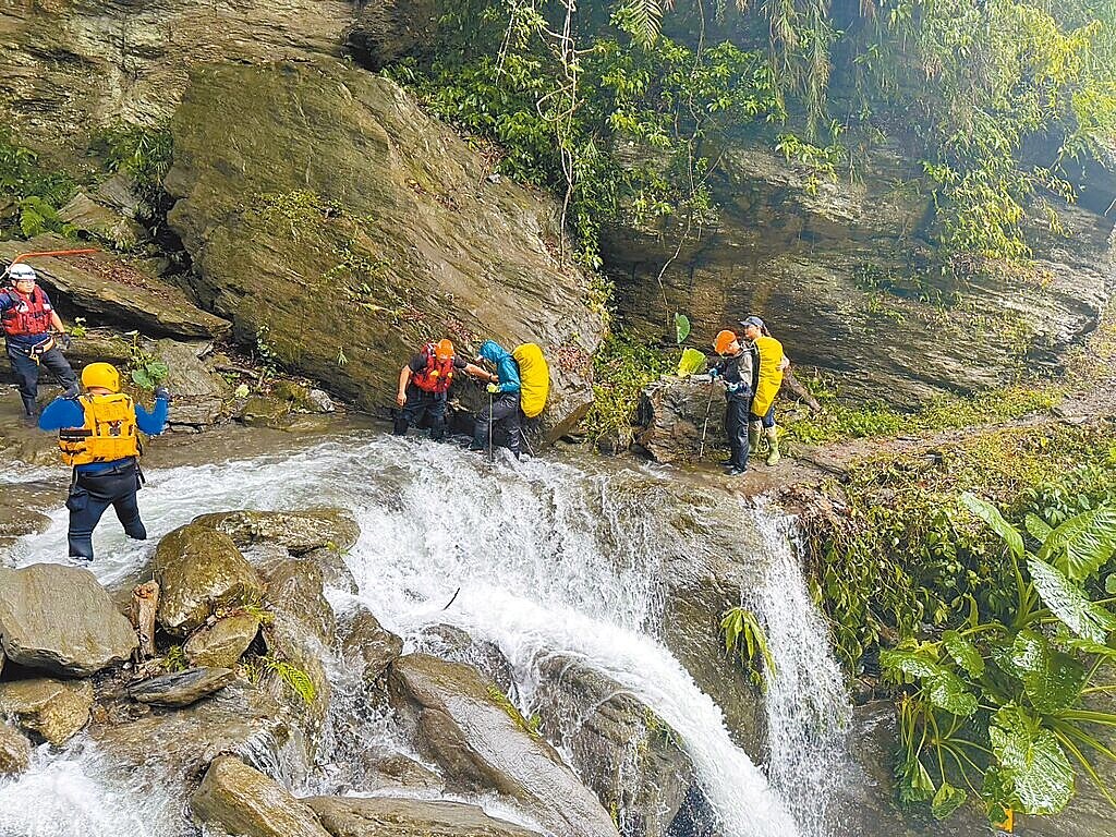 3名男子相約攀登新康橫斷路線，因颱風山陀兒導致河道水勢湍急受阻，救難人員1日救援成功、平安下山。（花蓮縣消防局提供）
