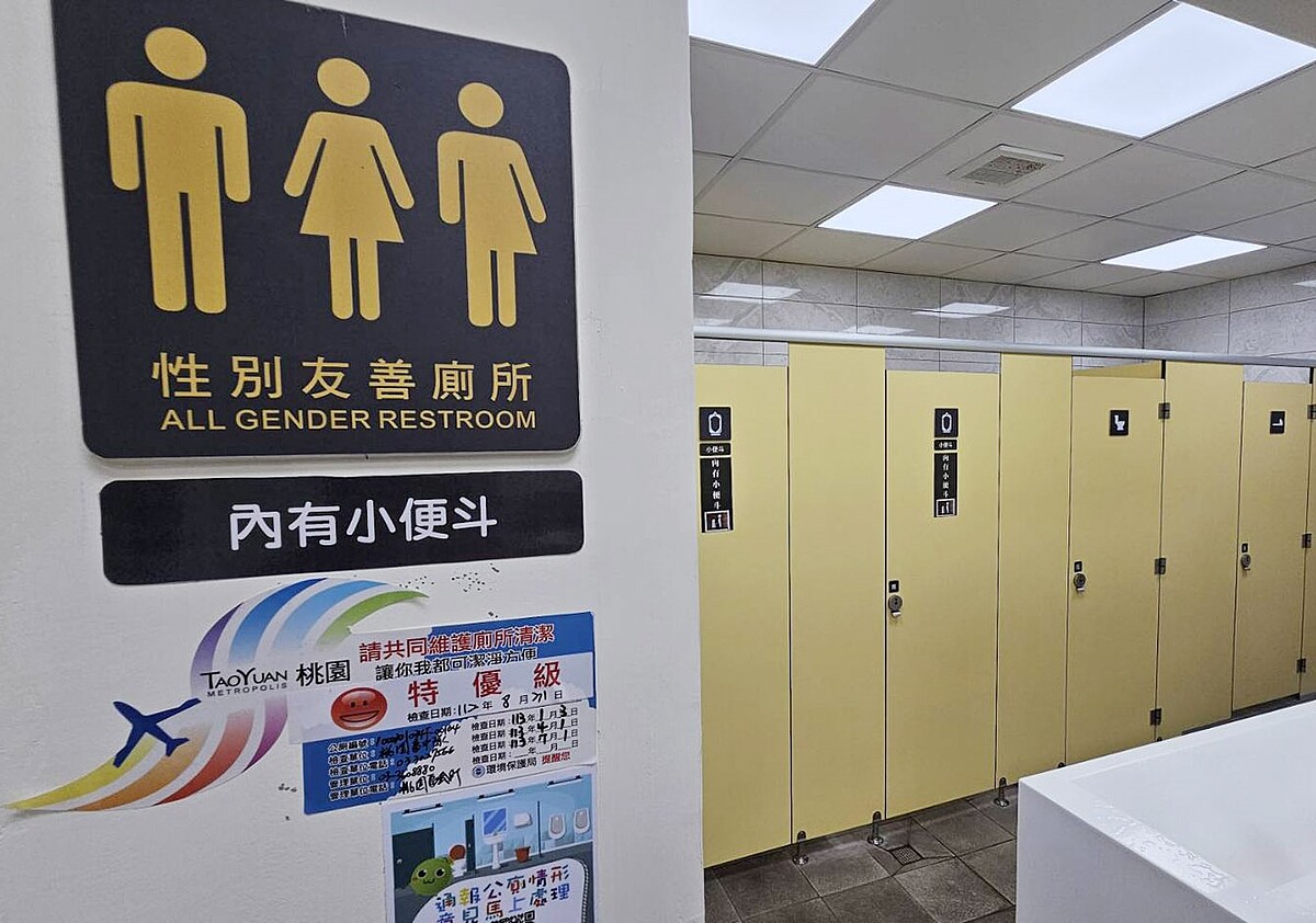桃園區公所一樓的性別友善廁所,告示牌有男性、女性與融合男女特徵的跨性別角色。記者曾增勳/攝影