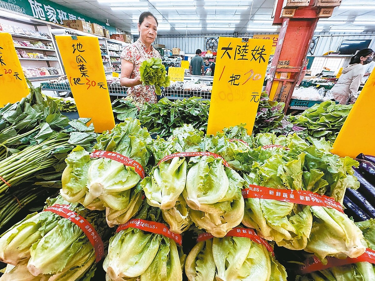 颱風衝擊菜價，葉菜平均大漲三到五成，但仍有不少民眾到市場搶購。圖為員林黃昏市場。記者黃仲裕／攝影 