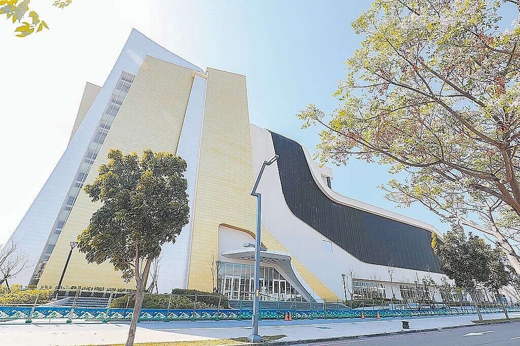 「台中流行影音中心」2020年完工後遲未營運,台中市新聞局9月27日與OT廠商威剛科技公司簽約,影音中心營運邁向新里程碑。(台中市府提供/林欣儀台中傳真)