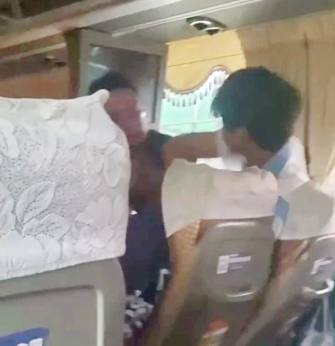 客運司機在學生座位上壓住一名學生並出手扭打。圖/民眾提供