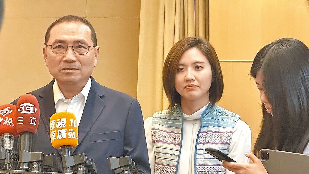 新北市原住民約6萬人,市府規畫興建樹林區南園段原住民社會住宅,去年先期規畫報告已出爐,原民局長林瑋茜Siku Yaway(右)積極推動原民社宅興建,新北市長侯友宜(左)也表態支持,仍因中央預算而卡關。(賀培晏攝)