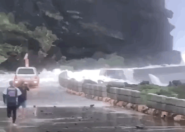 蘭嶼地區一度被颱風暴風圈籠罩,部分路段出現海水倒灌狀況,有汽車險些遭淹沒。圖/擷自《蘭嶼大小事》