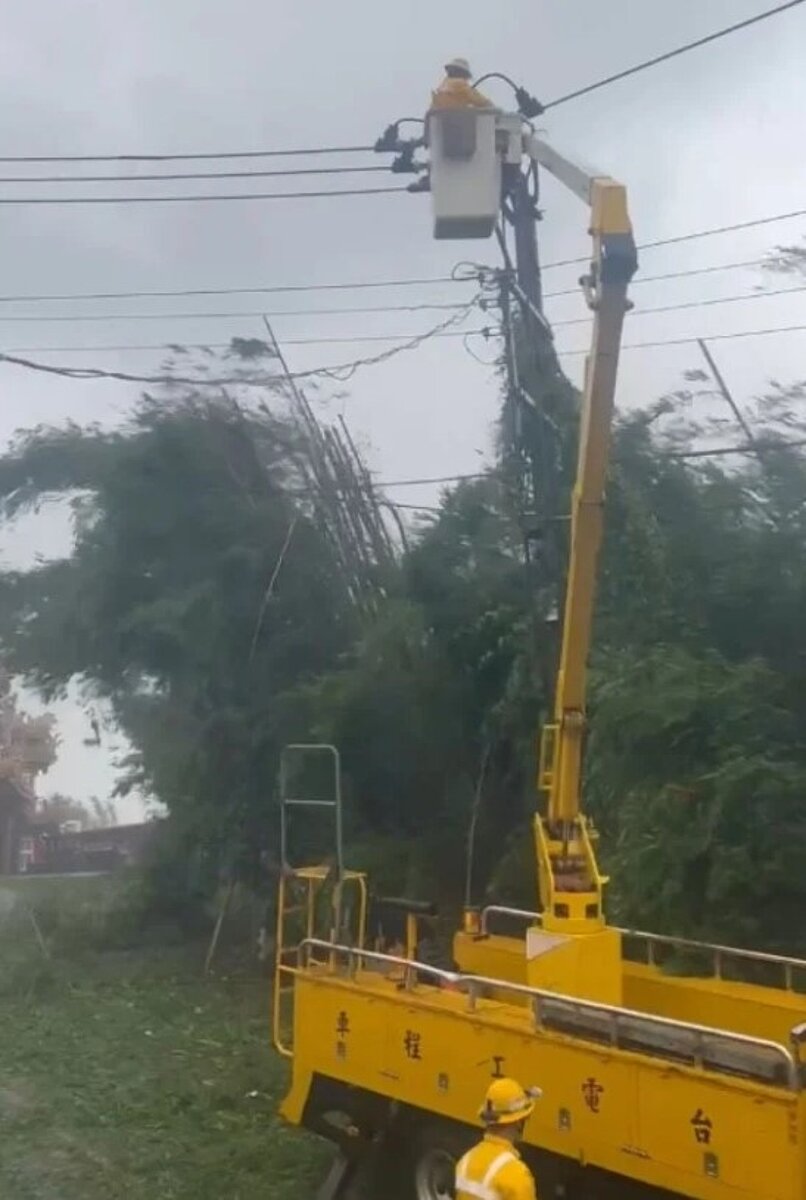 山陀兒颱風讓屏東沿海強風大浪不斷,造成小琉球3000多戶停電。經台電人員搶修後,目前已有部分家戶復電。圖/台電提供