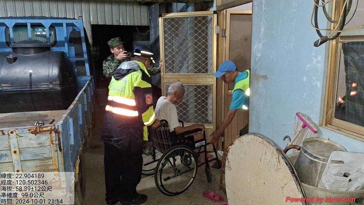 撤離土石流潛勢區住戶。圖/高雄市府提供