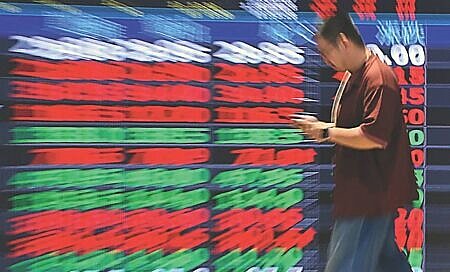 降息預期壓抑美元走勢,下半年以來美元指數已從105.87下滑至100.63,近期股市波動加劇,面對弱勢美元,台股可望受惠。圖∕本報資料照片