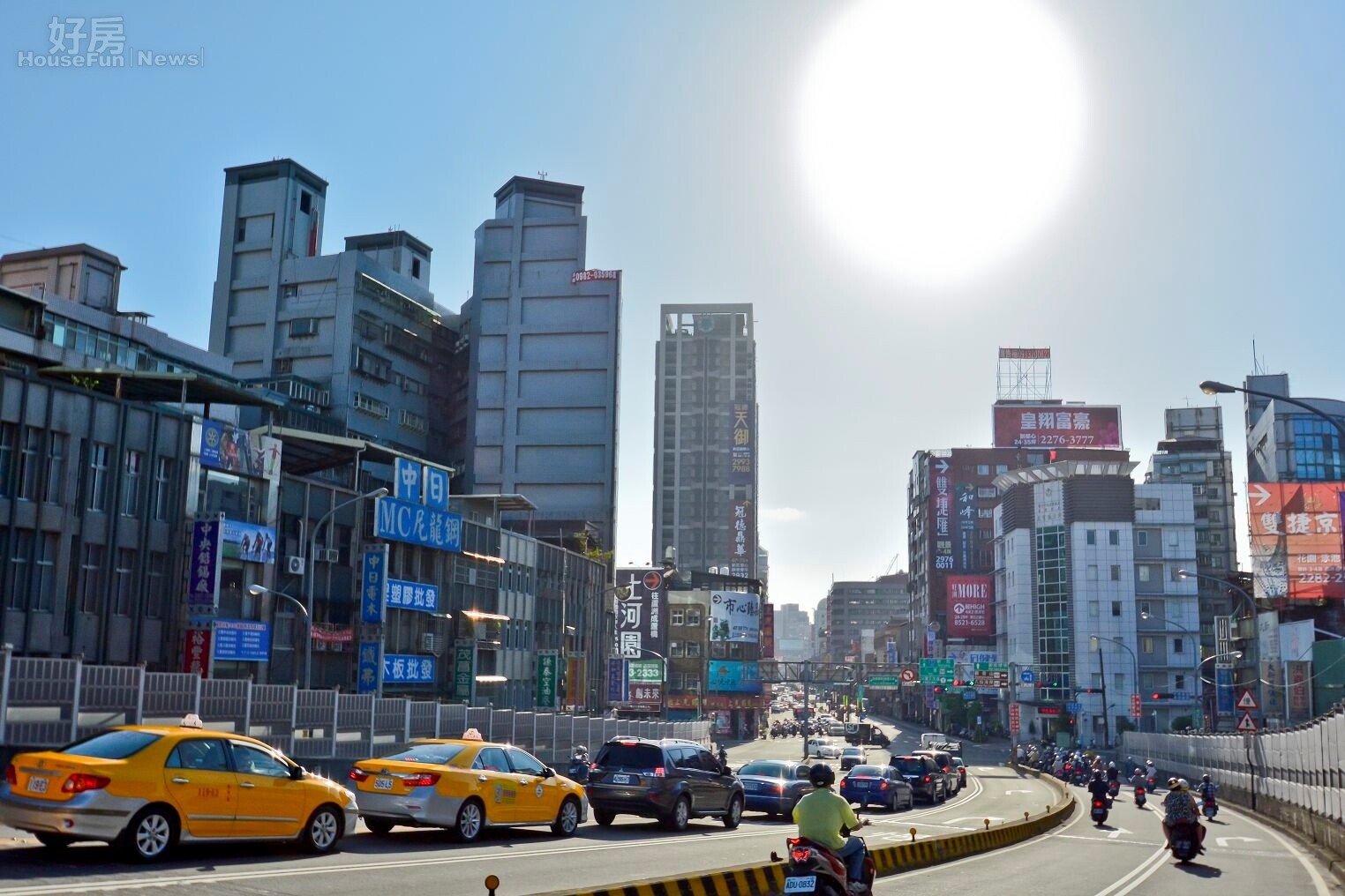 台北橋上望向新北市三重區重新路街景。(好房News記者 陳韋帆/攝影)