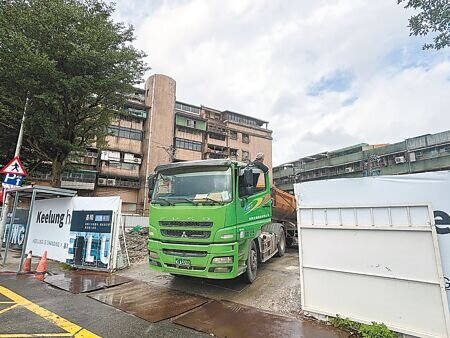 基隆市政府拆除開元立體停車場改為平面機車停車場,預計年底前完工,可停放160輛機車。(張志康攝)