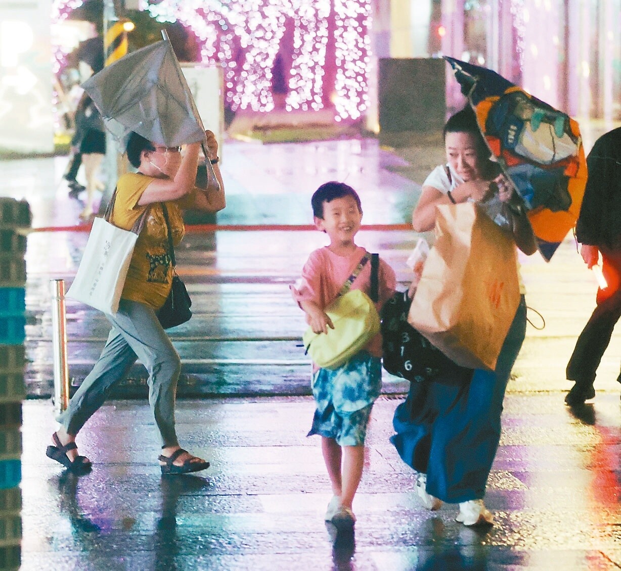 山陀兒颱風行進「牛步」，昨入夜後大台北地區風雨逐漸增強，民眾在路上行走相當吃力。記者林澔一／攝影 