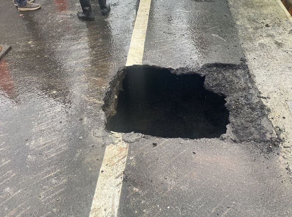 山陀兒颱風來襲,屏東縣潮州鎮和祥街附近一處建案旁的馬路,1日先出現電線桿傾斜,2日出現坑洞地基遭掏空情況。屏東縣府表示,要求業者立即停工,進行緊急處置,防止損害擴大。圖/讀者提供