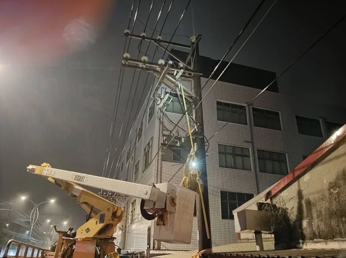 因山陀兒強風豪雨造成多條饋線跳脫，導致桃園市楊梅區及觀音、大園及新屋區等沿海地區4922戶停電。圖／桃園台電二區處提供
