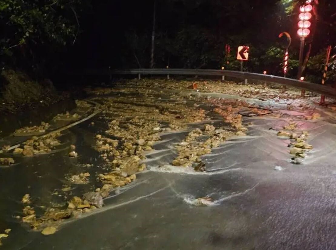 九份102線12.8至13.8K多處雨水沖刷土石於路面。圖／讀者提供

