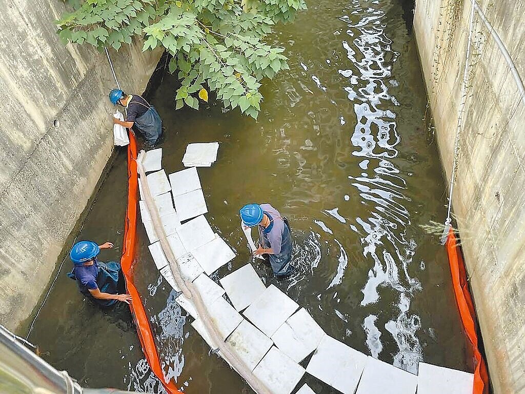 桃園市環保局2日發現桃園煉油廠雨水放流口有不明油汙殘留，業者派員至放流口前方鋪設攔油索、吸油棉及油罐車抽油，防止汙染持續擴散。（桃園市環保局提供／姜霏桃園傳真）