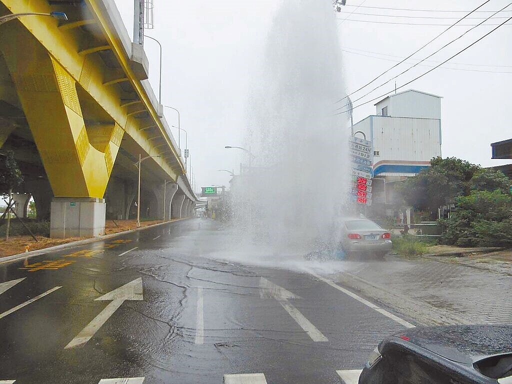 10月2日中午，台中北屯區環中路1輛自小客疑左轉失控撞上人行道上電箱及消防栓，湧出數公尺高噴泉雨。（民眾提供／馮惠宜台中傳真）