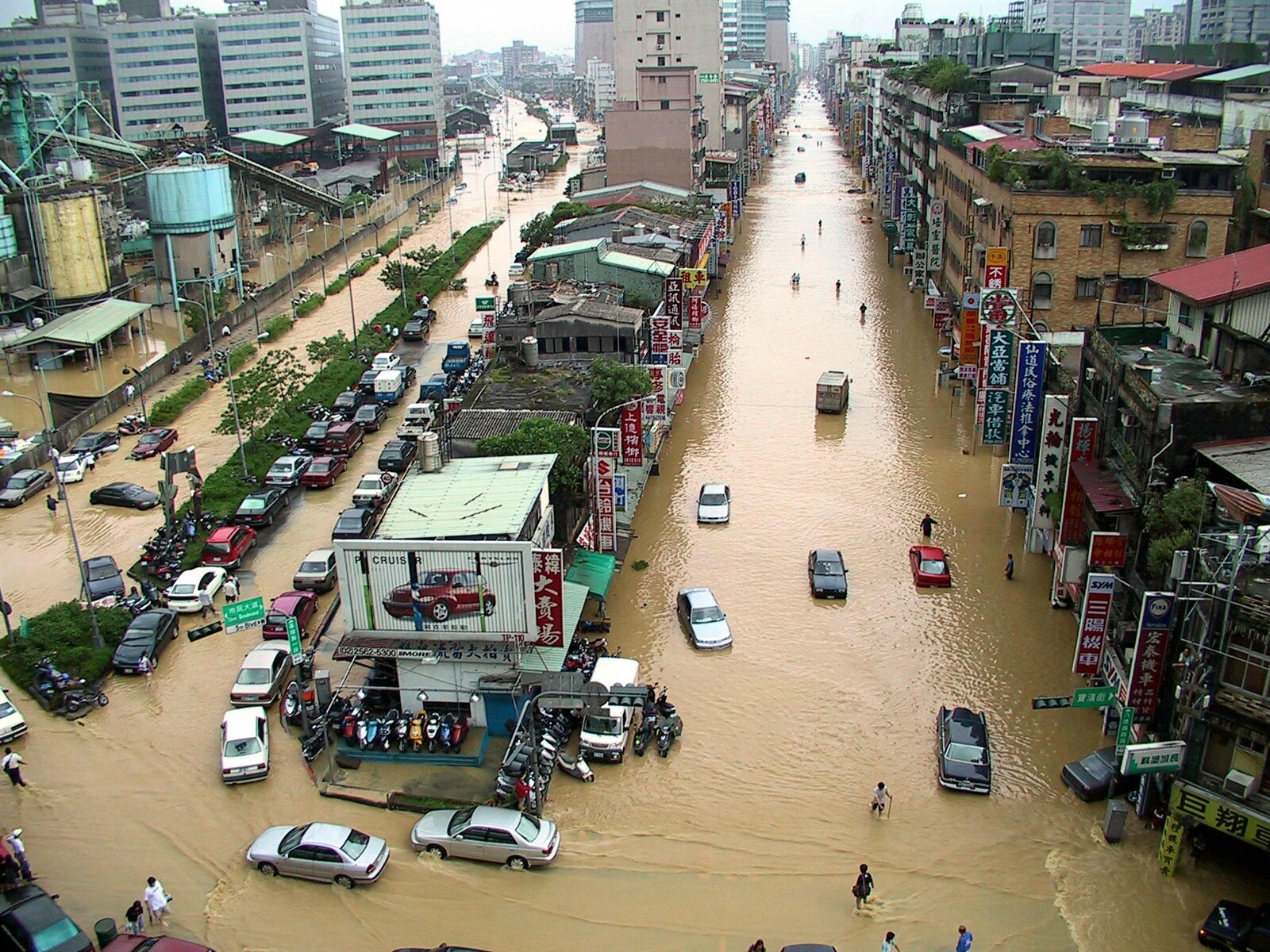 受納莉颱風侵襲，台北市當時主要道路成為一片水鄉澤國，陷入水中的車子不計其數。聯合報系資料照片 