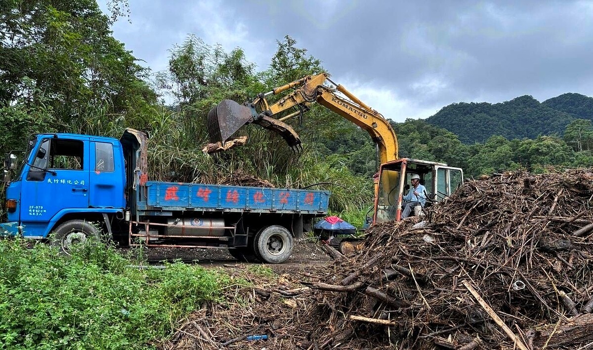 翡翠水庫上游坪林附近水域，累積產生漂流物約500噸，將於颱風過後1個月內全力清理完成。圖／北市府提供