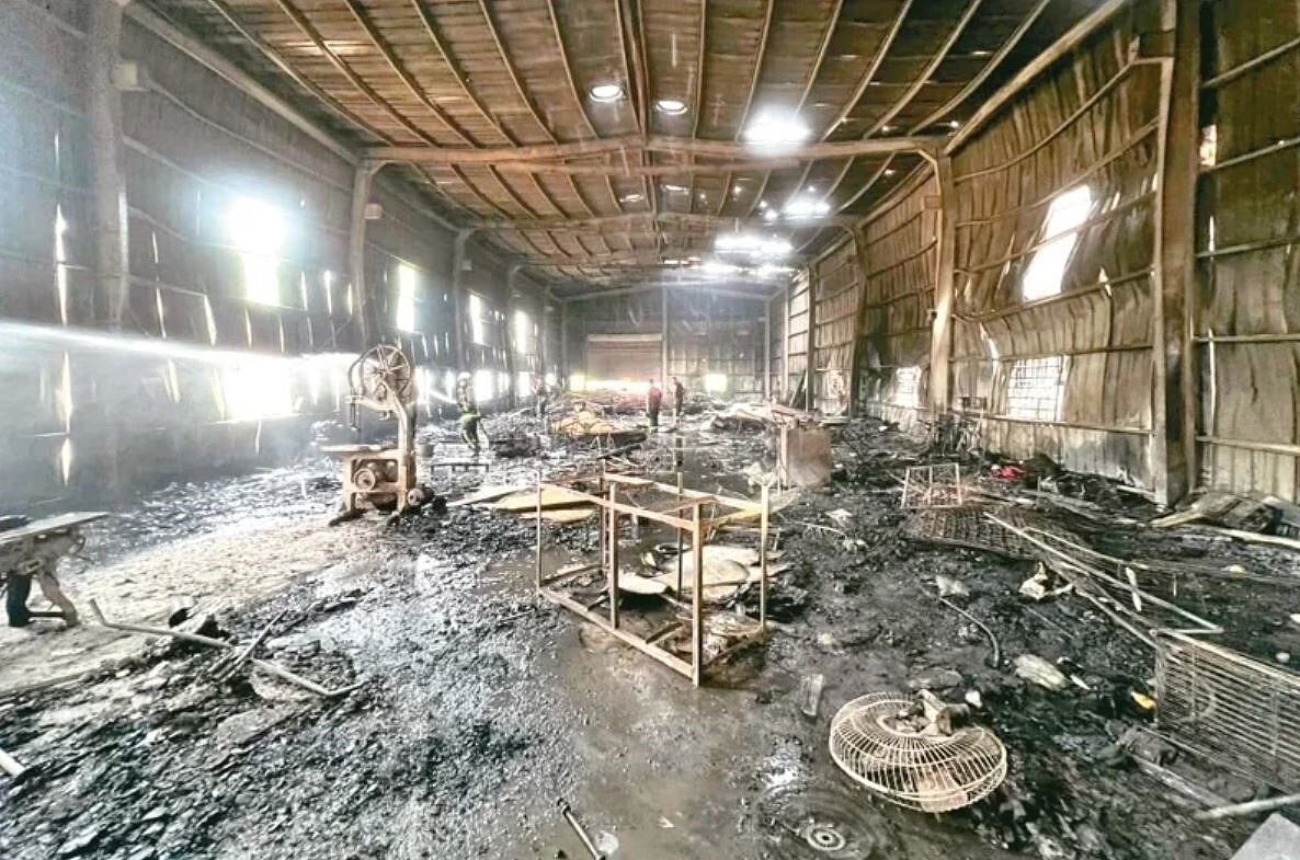 台中市西屯區同志巷的家具工廠2日清晨發生大火,現場滿目瘡痍,廠內3人逃生不及,燒成焦屍。記者陳宏睿/翻攝